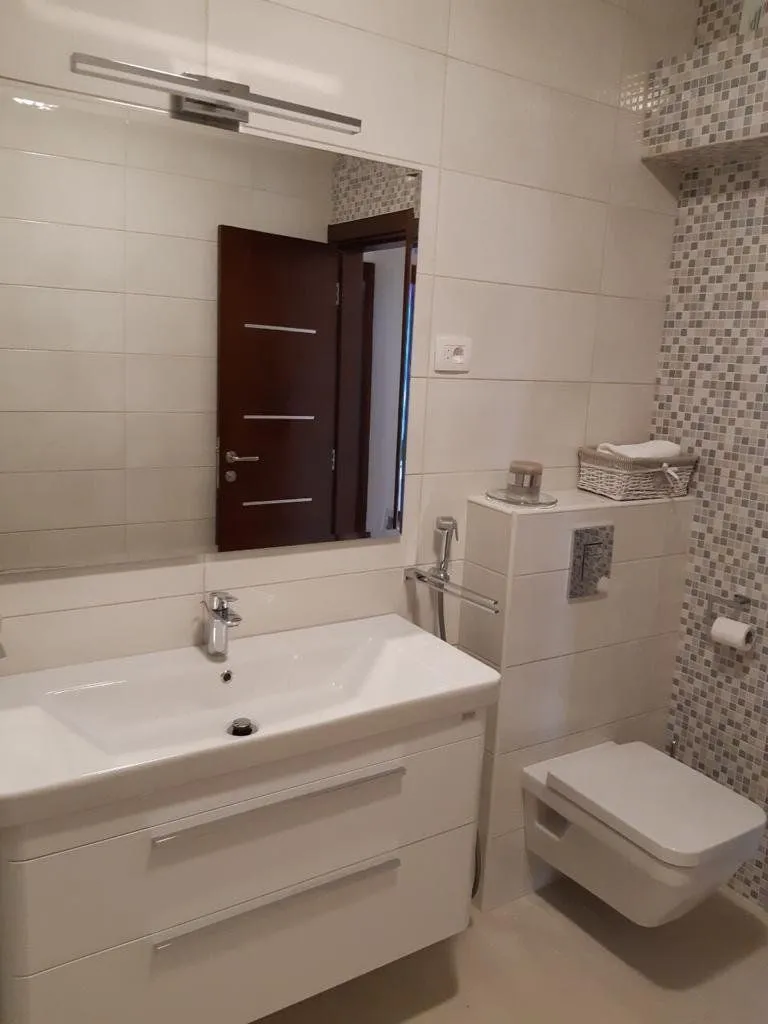 Izdavanje, dvosoban stan, 90m², Preko Morače, Podgorica
