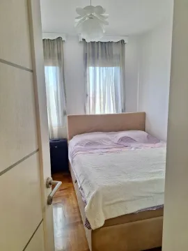 Pogled iz hodnika na spavaću sobu sa bračnim krevetom. - image 4