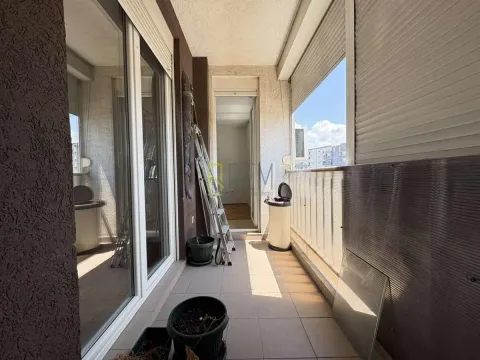 Dugačka terasa sa pločicama, ljestvama i saksijama. - image 3