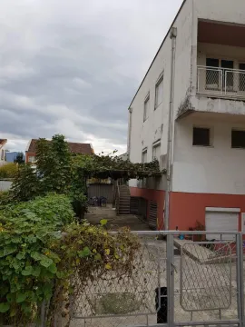 Pogled na dvorište i spoljašnjost kuće sa ogradom. - image 11