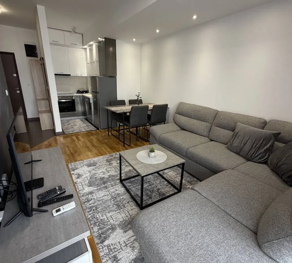 Izdavanje, jednosoban stan, 39m², Stari Aerodrom, Podgorica