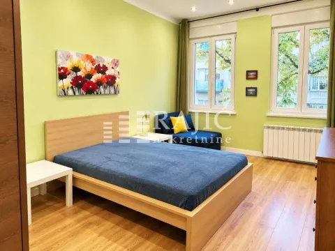 Furnished bedroom with a double bed. - image 4
