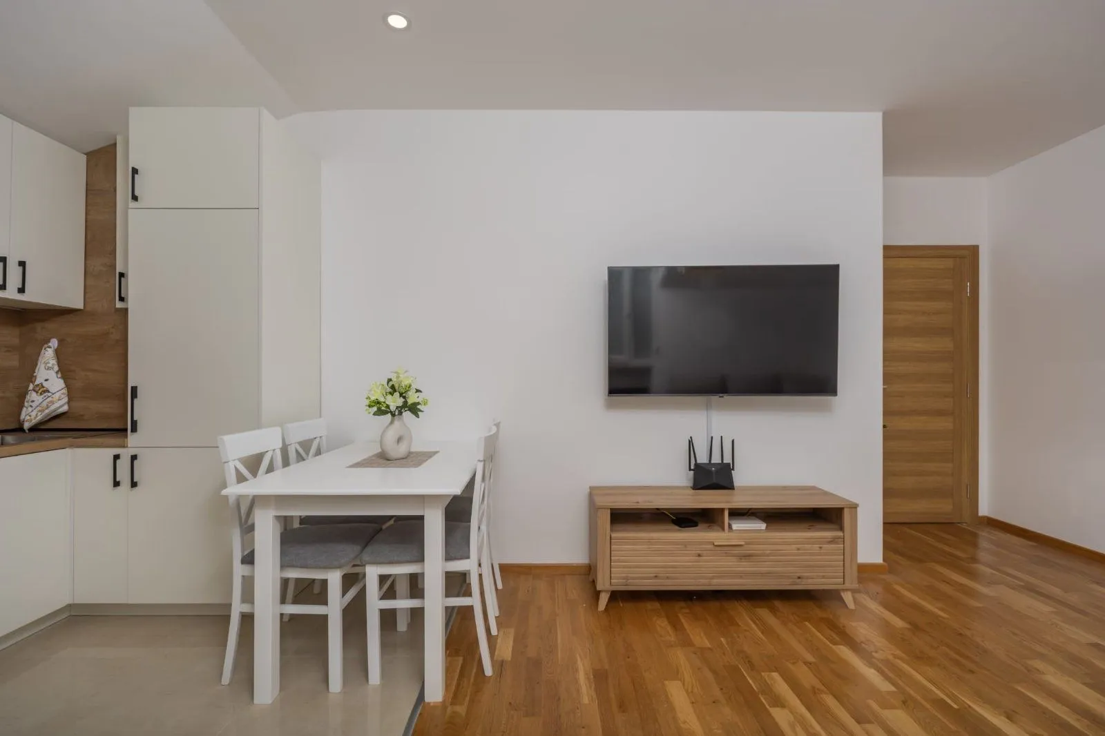 Izdavanje, dvosoban stan, 63m², Stari Aerodrom, Podgorica