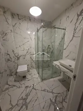 Moderno kupatilo sa tuš kabinom, umivaonikom i wc šoljom. - image 9