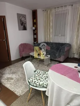 Dnevni boravak sa garniturom, foteljom, stočićem i trpezarijskim stolom. - image 6
