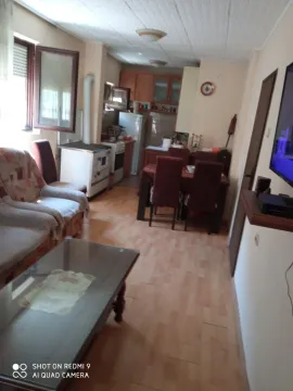 Dnevna soba sa trpezarijom i kuhinjom u pozadini. - image 4