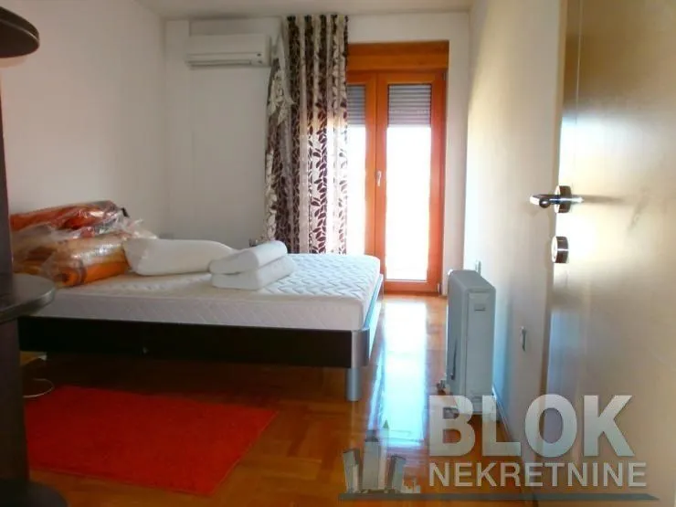 Smaller bedroom with a bed and access to the terrace.