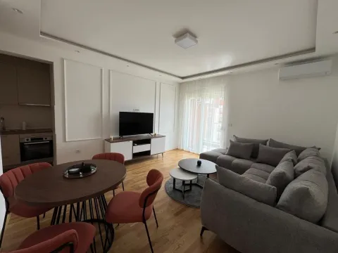 Izdavanje, dvosoban stan, 57m², Stari Aerodrom, Podgorica - image 1