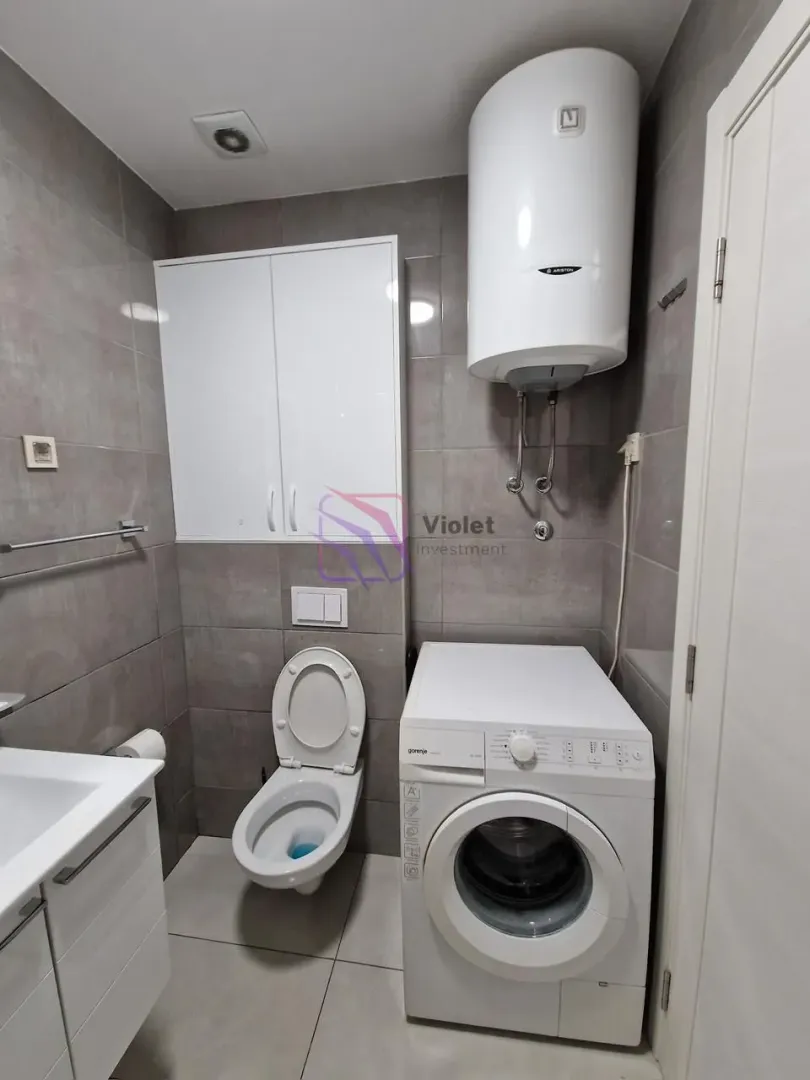 Kupatilo opremljeno sanitarijama, mašinom za veš i bojlerom.