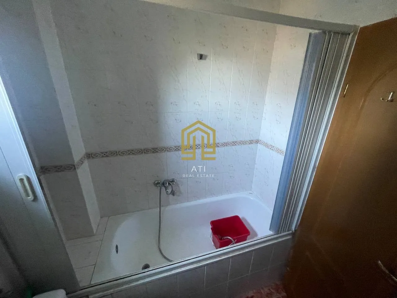 Bathroom with a bathtub and ceramic tiles.