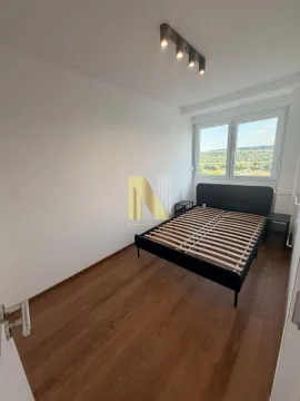 Manja spavaća soba sa bračnim krevetom i parketom. - image 7