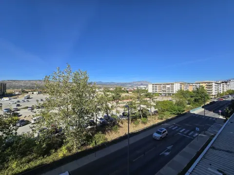 Pogled sa terase na gradski pejzaž i okolne ulice. - image 17