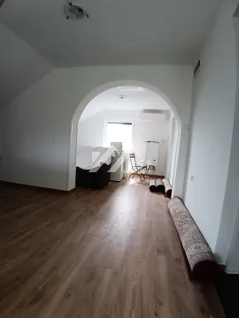 Pogled iz prostorije na dio sa prolazom i spakovanim tepisima. - image 5