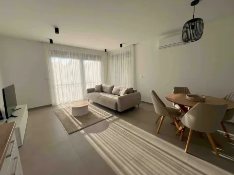 Izdavanje, stan, 70m², Tivat, Crna Gora
