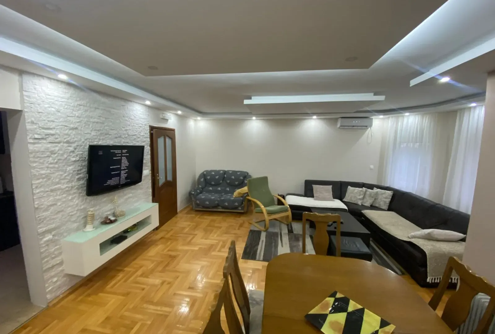 Izdavanje, kuća, 250m², Karaburško Polje, Podgorica