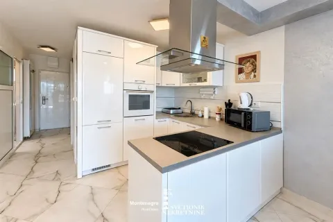 Moderna bijela kuhinja sa ugrađenom rernom i pločom za kuvanje. - image 7