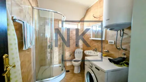 Kupatilo sa tuš kabinom, WC šoljom, umivaonikom i veš mašinom. - image 2