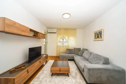 Izdavanje, jednosoban stan, 49m², Central Point, Podgorica - image 1