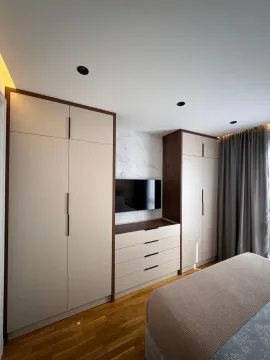 Moderna spavaća soba sa ugradnim plakarima i TV-om. - image 8