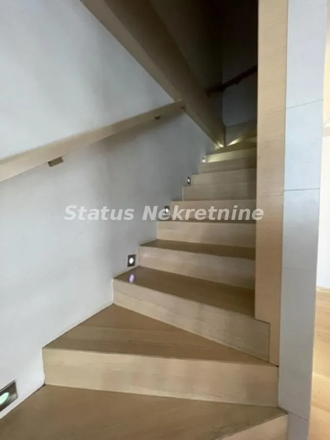 Prodaja, kuća, 250m², Lipov gaj, Novi Sad Sve Podlokacije