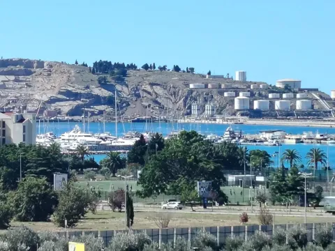 Pogled iz apartmana na marinu i brdo u pozadini. - image 18