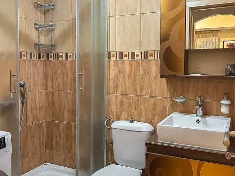 Izdavanje, dvosoban stan, 70m², Blok 9, Podgorica - image 9