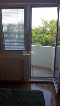 Pogled na terasu iz sobe kroz balkonska vrata. - image 13