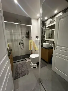 Moderno kupatilo sa tuš kabinom i umivaonikom. - image 12