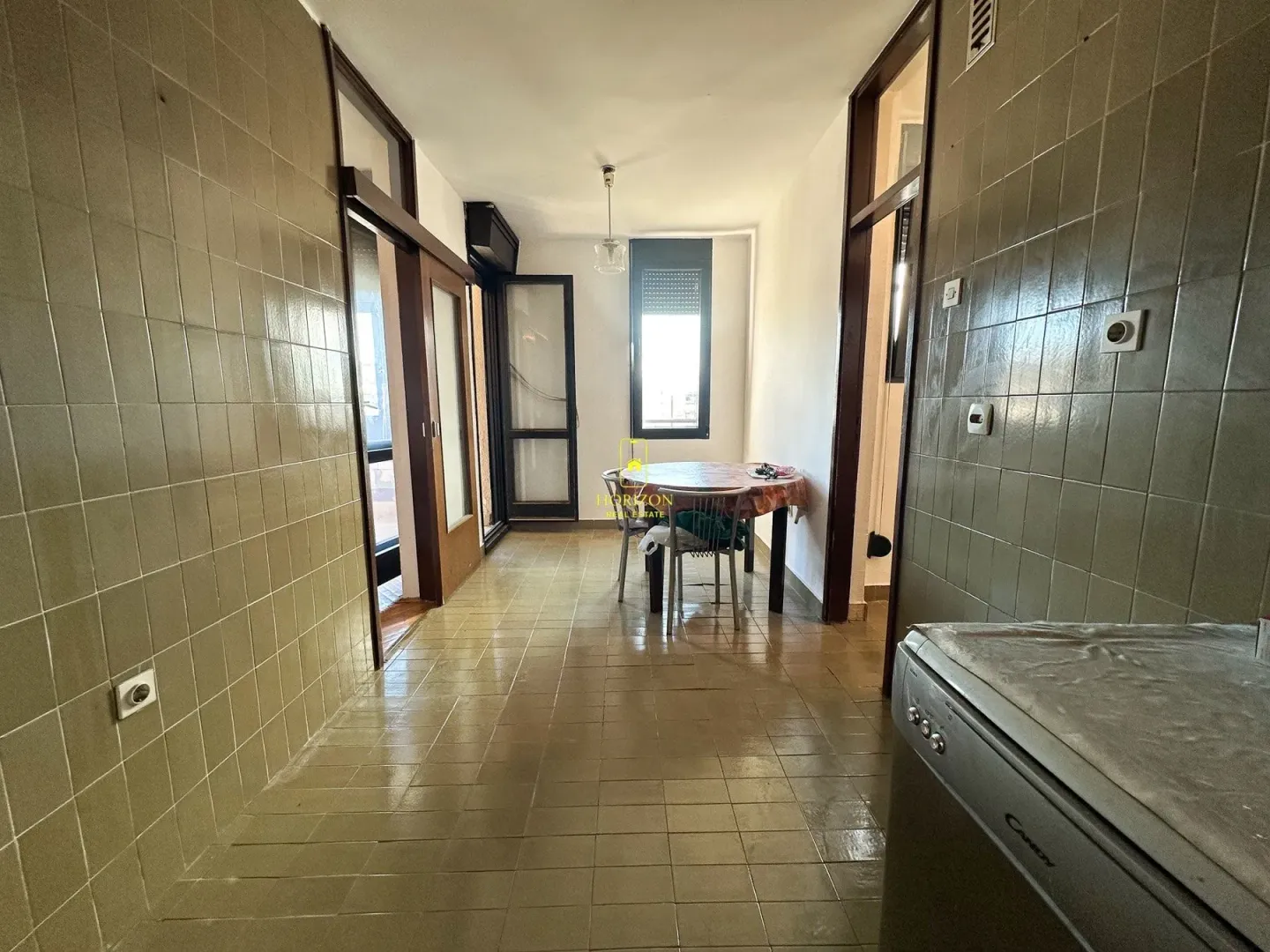 Prodaja, trosoban stan, 96m², Blok 6, Podgorica