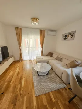 Dnevna soba sa ugaonom garniturom, stočićem i televizorom. - image 8