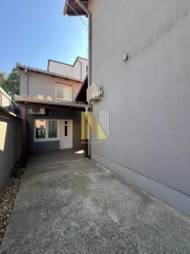 Pogled na dvorište i ulaz u kuću. - image 24