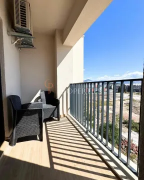 Natkriveni balkon sa garniturom za sjedenje i pogledom na okolinu. - image 11