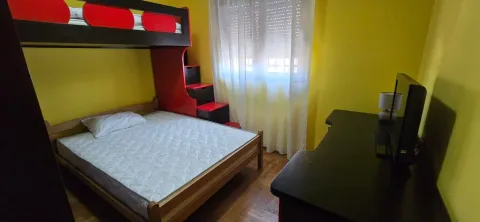 Dječija soba sa krevetom na sprat i radnim stolom. - image 4