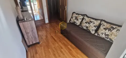 Dnevna soba sa braon garniturom i drvenim podom. - image 11