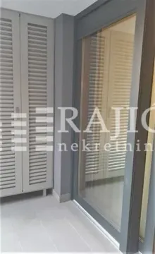 Terasa sa ormanom i staklenim balkonskim vratima. - image 8