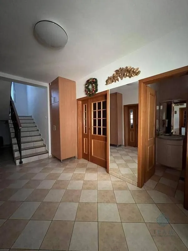 Izdavanje, kuća, 400m², Zlatica, Podgorica