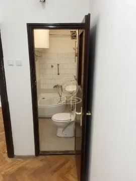 Pogled na kupatilo kroz poluotvorena vrata. - image 7