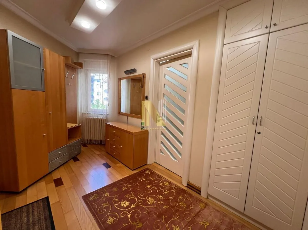 Izdavanje, četvorosoban stan, 148m², Stari grad, Novi Sad