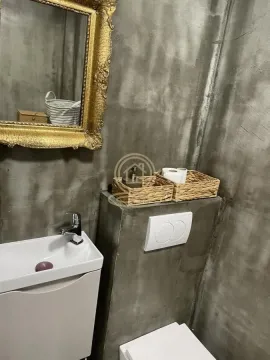 Manje kupatilo sa umivaonikom i ogledalom u pozlaćenom ramu. - image 11