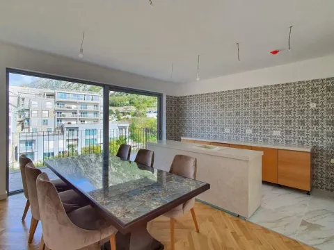Sale, three bedroom apartment, 208m², Dobrota, Kotor - image 2