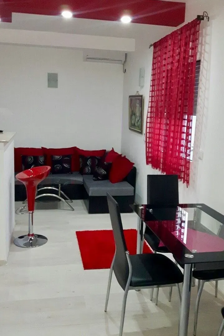 Izdavanje, jednosoban stan, 55m², Centar, Bar