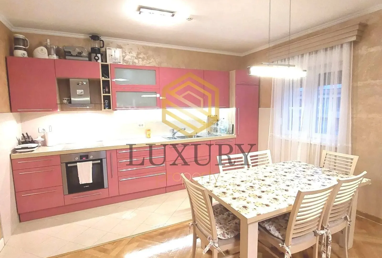 Izdavanje, dvosoban stan, 88m², City Kvart, Podgorica