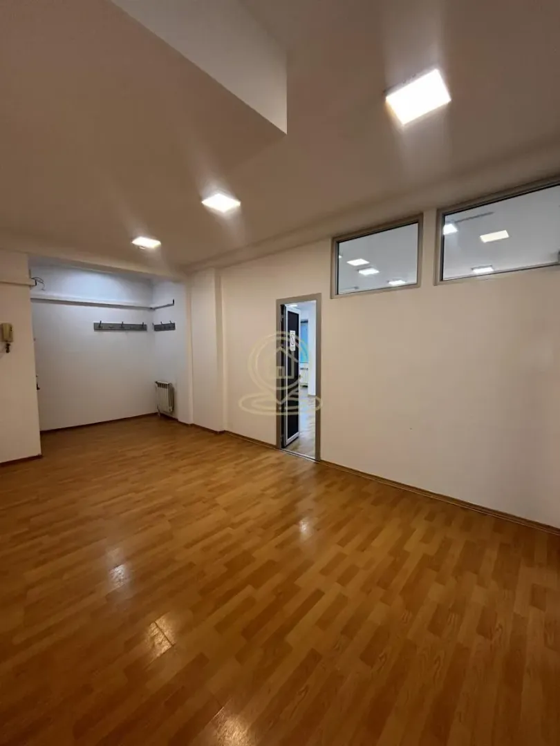 Rent, office space, 102m², Medijana, Niš