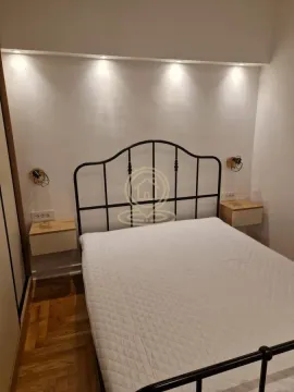 Spavaća soba sa bračnim krevetom i noćnim stočićima. - image 9