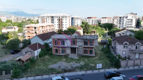 Pogled iz vazduha na kuću u izgradnji i okolno naselje. - image 6