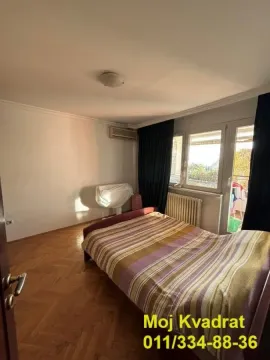 Nameštena spavaća soba sa bračnim krevetom i izlazom na terasu. - image 7