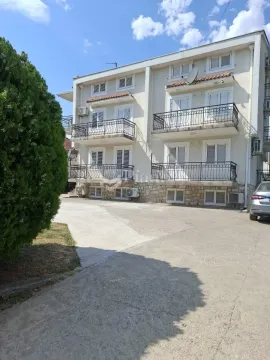 Pogled na spoljašnjost stambene zgrade sa terasama i dvorištem. - image 9