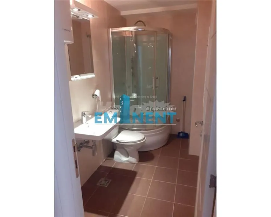 Izdavanje, trosoban stan, 90m², Vračar Sve Podlokacije, Beograd