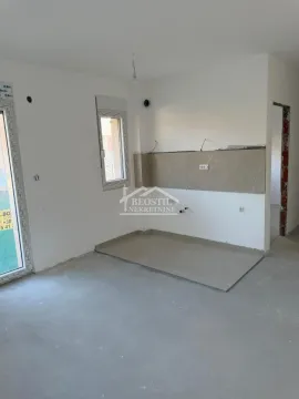 Prazna prostorija u sivoj fazi sa pripremljenim priključcima za kuhinju. - image 5