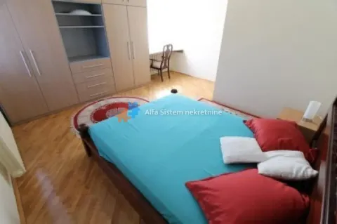 Nameštena spavaća soba sa bračnim krevetom i ugradnim ormarom. - image 11